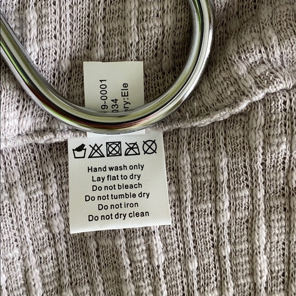 Sholdit Infinity Scarf with Zippered Pouch - Picture 4 of 4